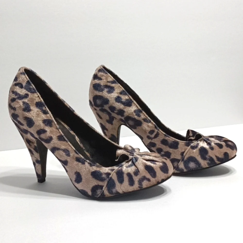Velvet Leopard Print Pumps Tan Black Round Toe Ruffle